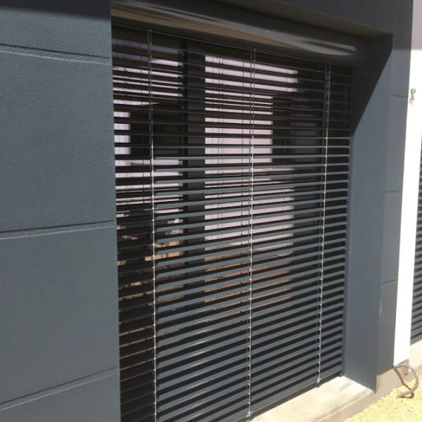 Brise soleil orientable sur baie vitrée, gris foncé