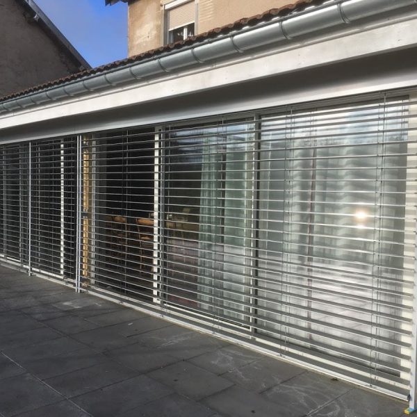 Brise soleil orientable sur une grande baie vitrée